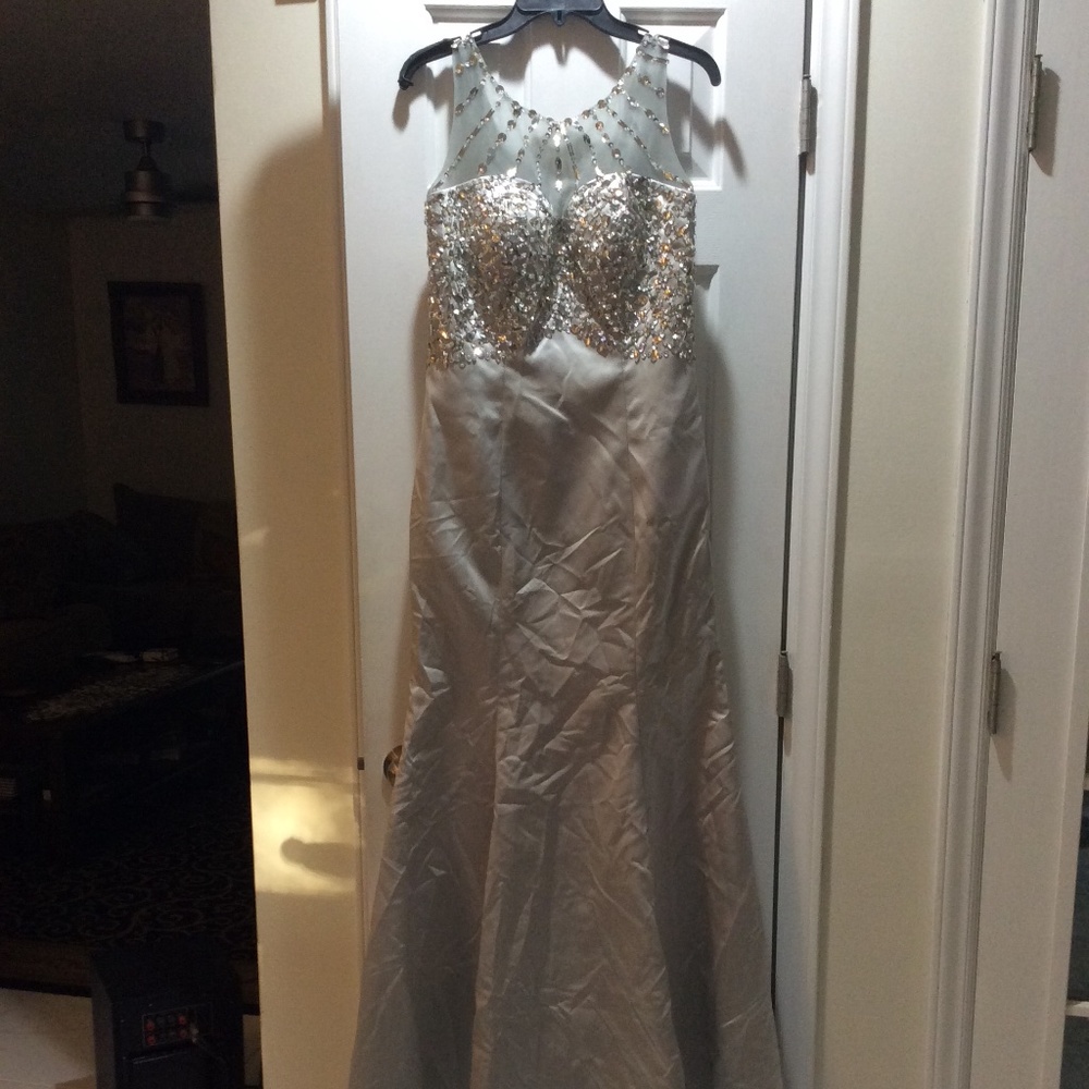 FORMAL GOWN WITH TRAIN BODICE RHINESTONES ILLUSION NECKLINE NEW WITH TAGS SIZE 8